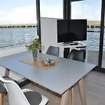 Hausboot Rosi Mit Kajak In *