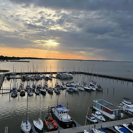 Hausboot Rosi Im Hafen In *
