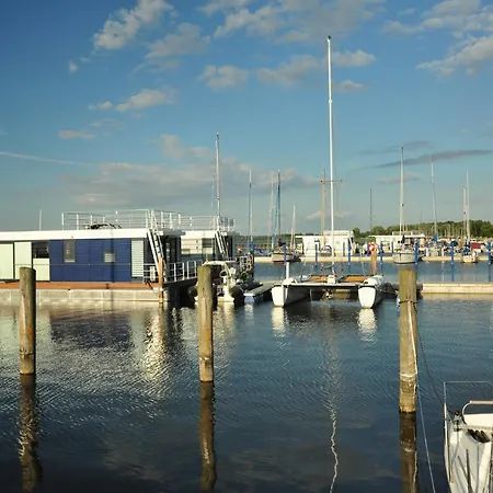 Hausboot Rosi Im Hafen In Botel *