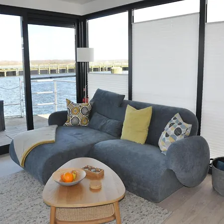 Hausboot Rosi Im Hafen In *