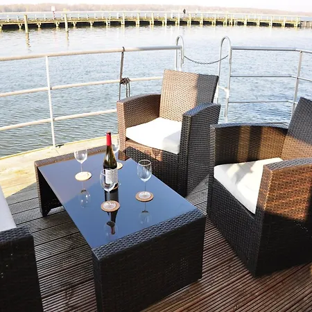 Hausboot Rosi Im Hafen In Botel Ribnitz-Damgarten