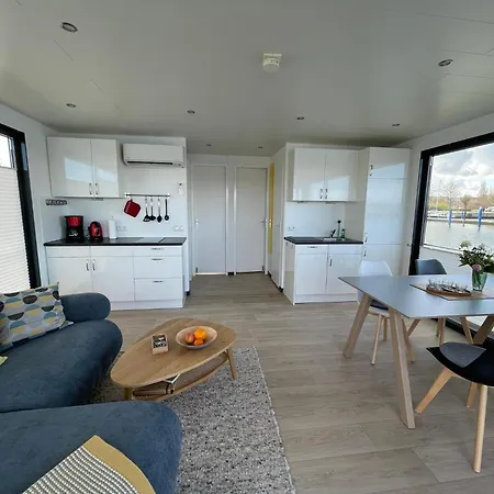 Hausboot Rosi Im Hafen In *