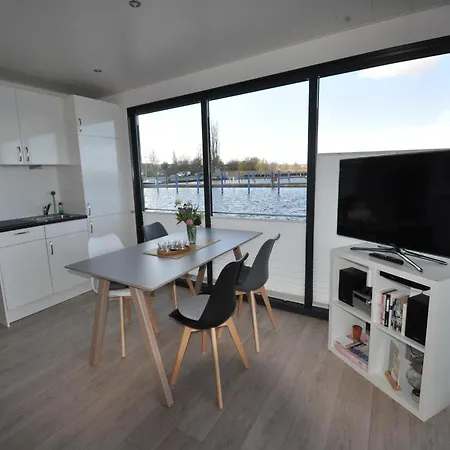 Hausboot Rosi Im Hafen In Botel