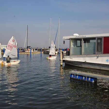 Hausboot Rosi Mit Kajak In Hotel en barco