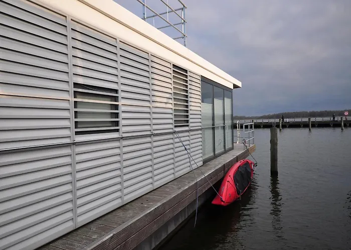 Hausboot Rosi Im Hafen In * Ribnitz-Damgarten