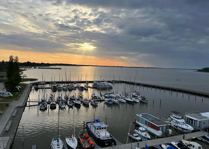 Hausboot Rosi Im Hafen In *