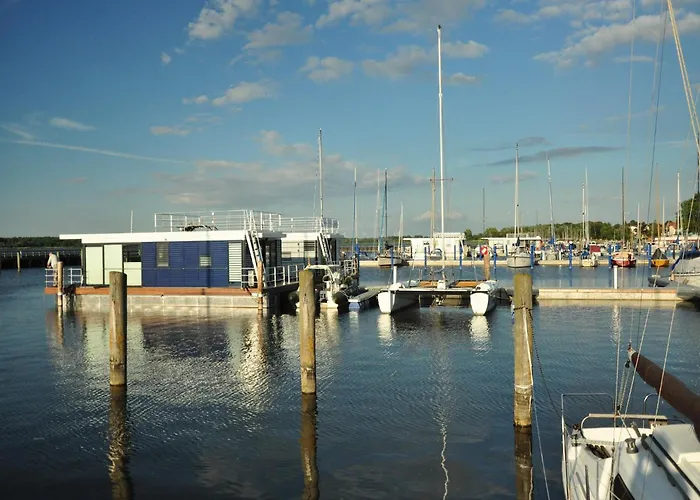 Hausboot Rosi Im Hafen In Botel *