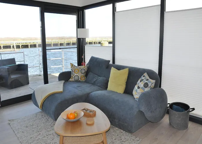 Hausboot Rosi Im Hafen In *