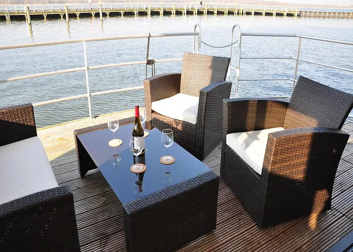 Hausboot Rosi Im Hafen In Botel Ribnitz-Damgarten