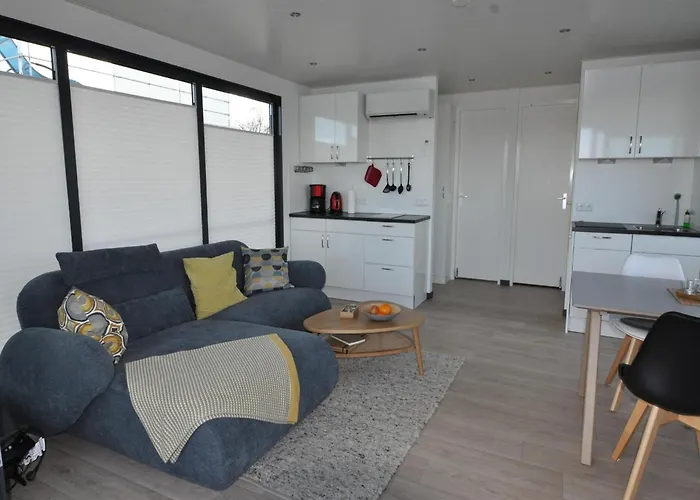 Botel Hausboot Rosi Im Hafen In Ribnitz-Damgarten