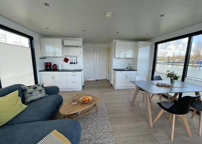 Hausboot Rosi Im Hafen In *