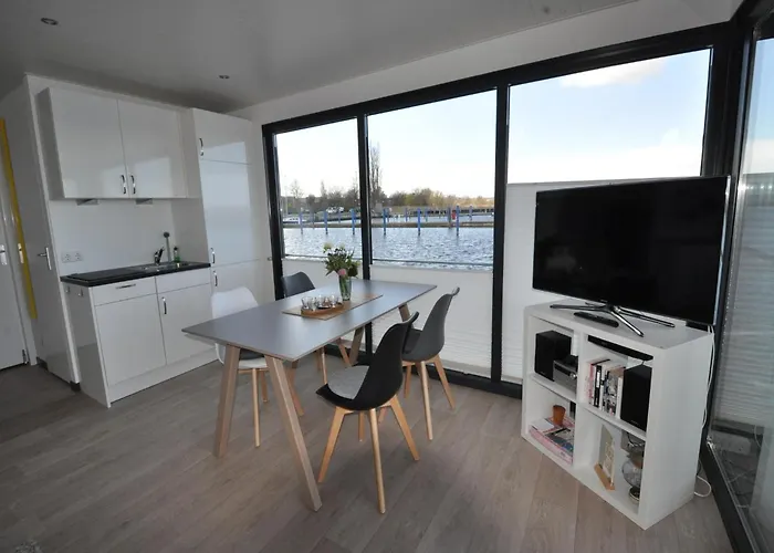 Hausboot Rosi Im Hafen In Botel