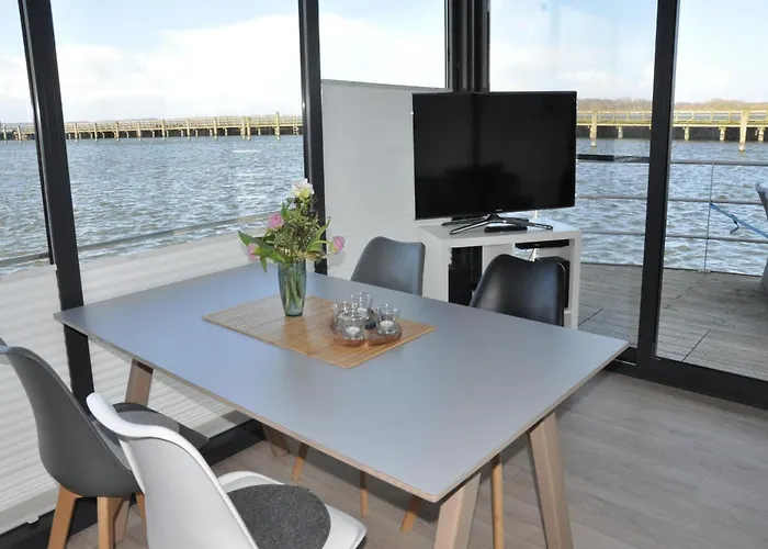 Hausboot Rosi Im Hafen In *