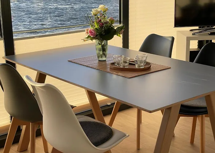 Botel Hausboot Rosi Im Hafen In *