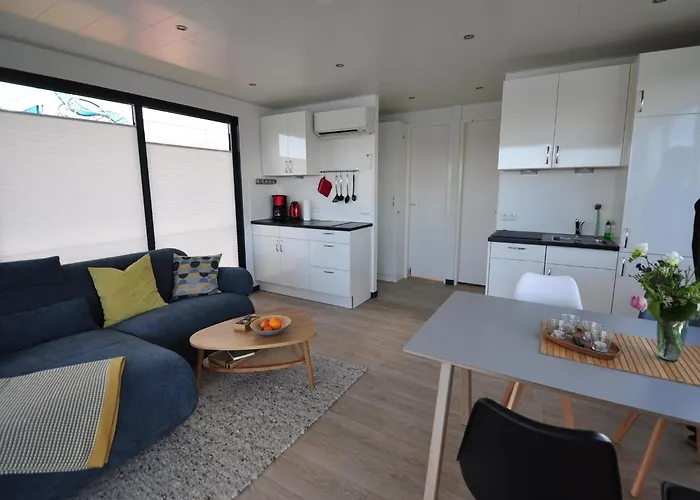 Hausboot Rosi Im Hafen In * Ribnitz-Damgarten