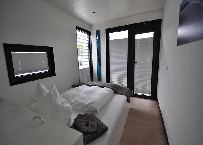 Hausboot Rosi Im Hafen In * Ribnitz-Damgarten