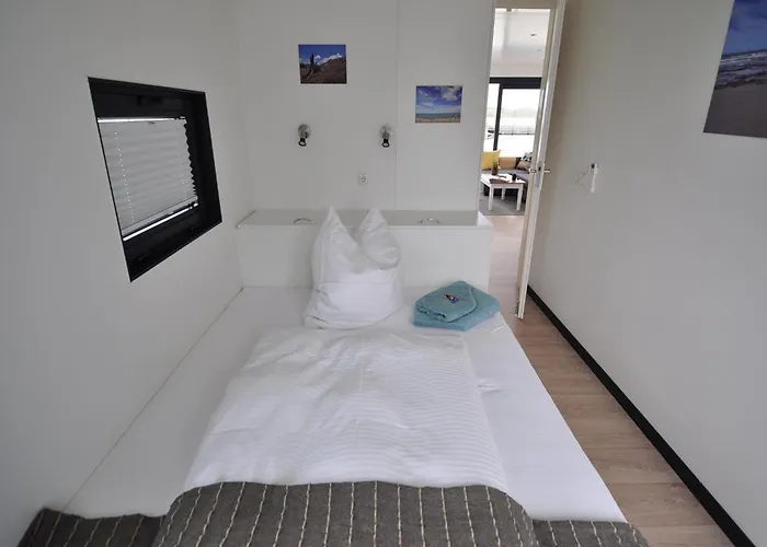 Botel Hausboot Rosi Im Hafen In *