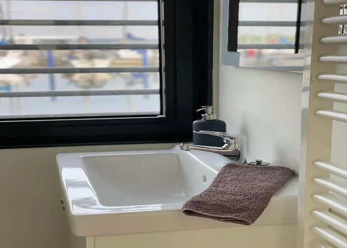 Botel Hausboot Rosi Im Hafen In *