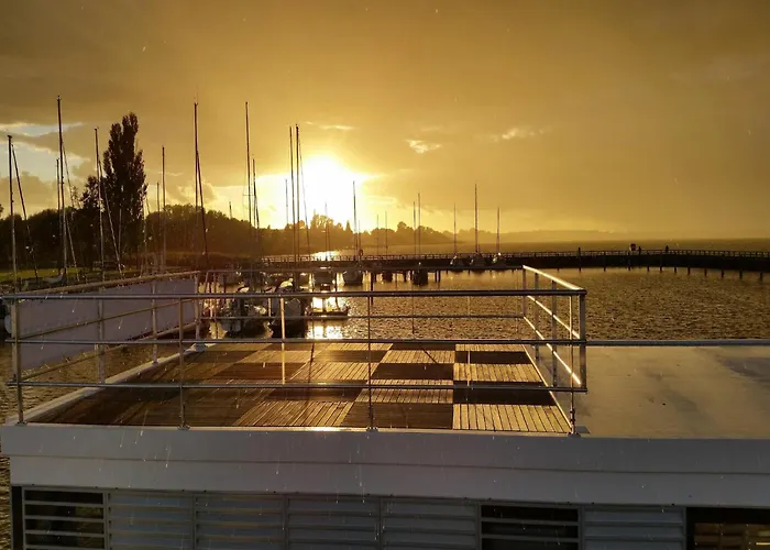 Hausboot Rosi Im Hafen In Botel
