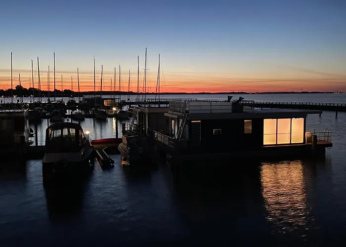 Hausboot Rosi Im Hafen In * Ribnitz-Damgarten