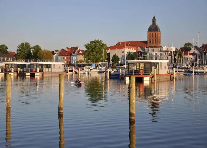 Hausboot Rosi Im Hafen In * Ribnitz-Damgarten