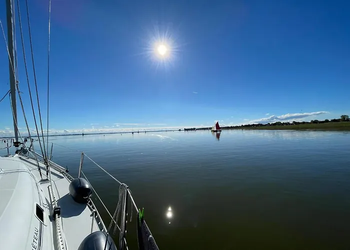 Hausboot Rosi Im Hafen In Botel Ribnitz-Damgarten