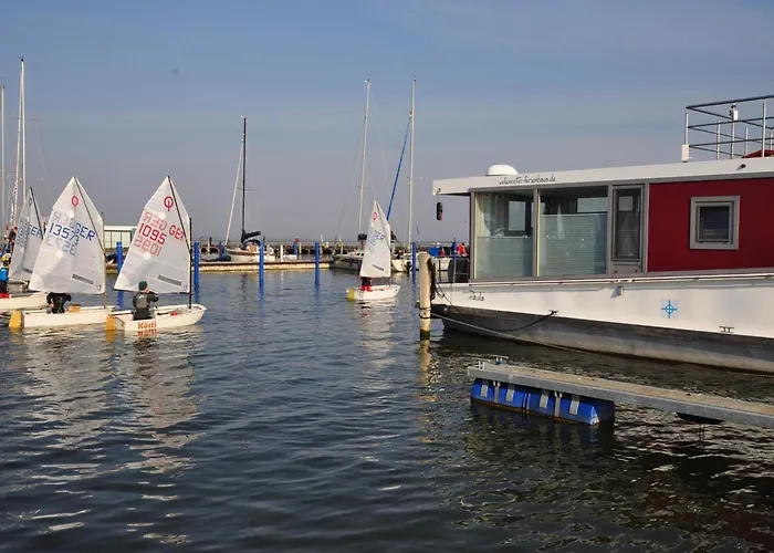 Hausboot Rosi Im Hafen In Botel