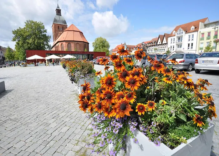 Hausboot Rosi Im Hafen In Botel Ribnitz-Damgarten