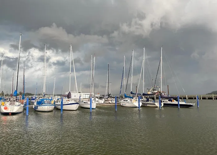 Hausboot Rosi Im Hafen In Botel *